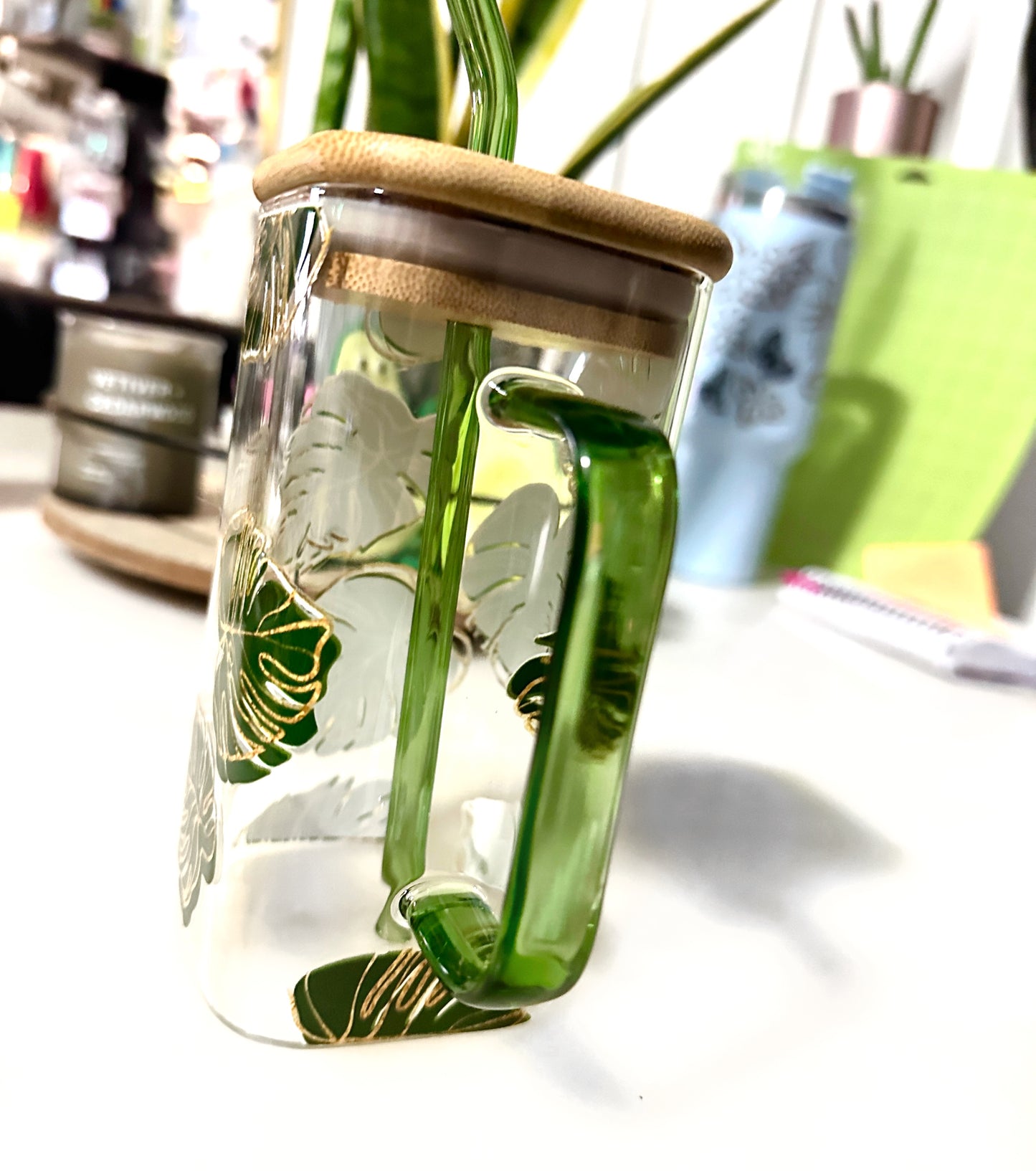 Lata de vidrio cuadrada Monstera Leaf con asa y pajita - 17 oz